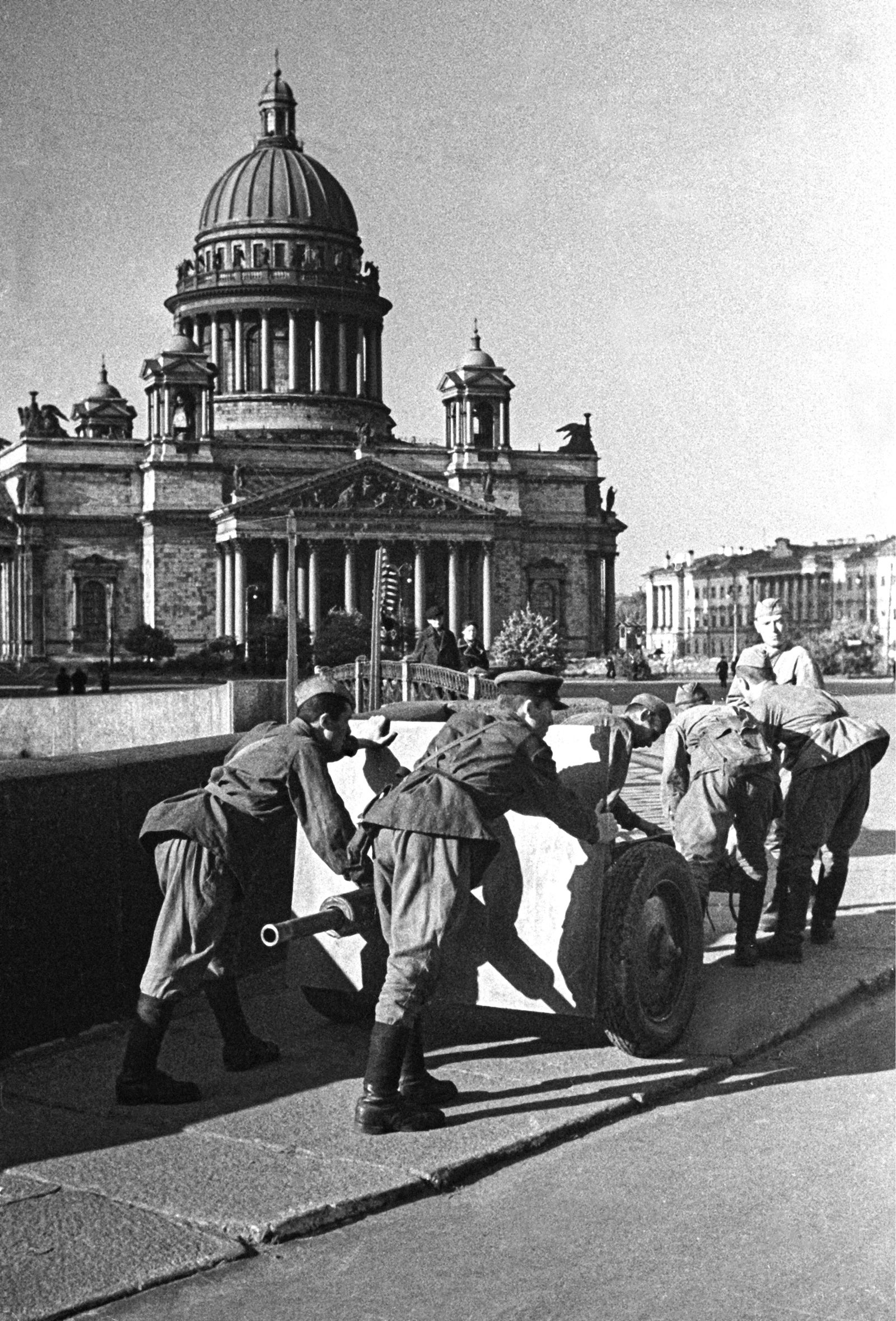 Передислокация артиллерийского расчёта у Исаакиевского собора. Ленинград, 1942 г. Фото М. Трахмана. Главархив Москвы