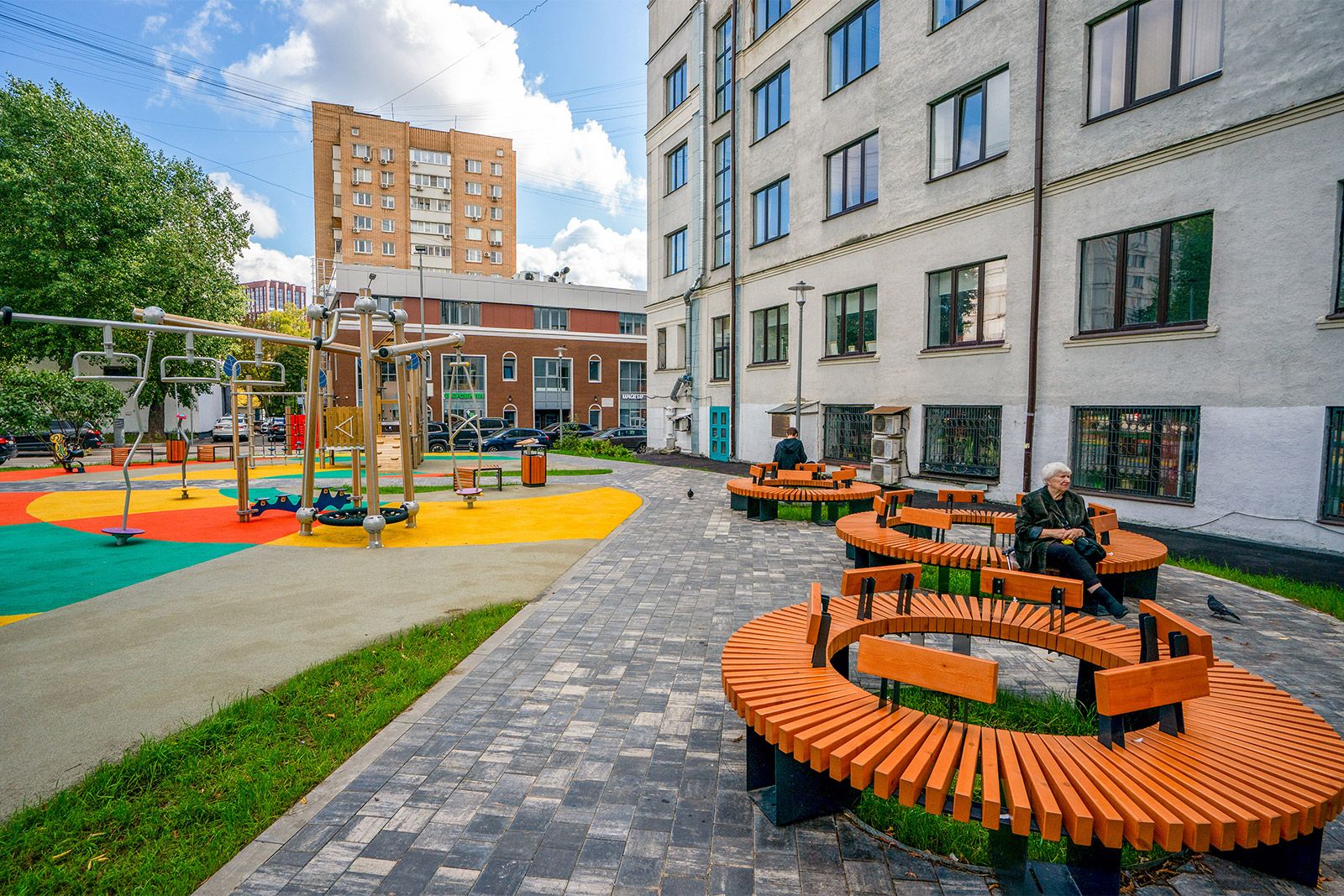 Перголы, парковые качели и садовые диваны: новые пространства для отдыха обустроили в Москве