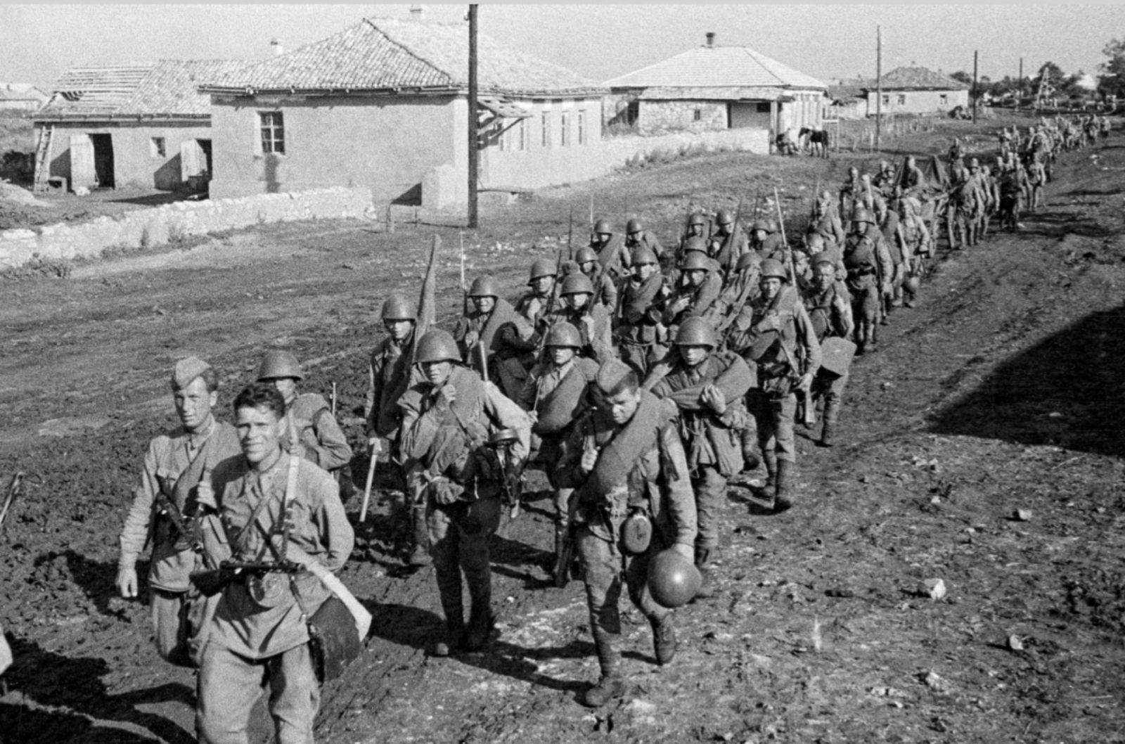 Пехотинцы на марше к Сталинграду. 1942 г. Фото Б. Ярославцева. Главархив Москвы