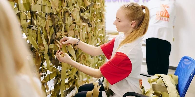 Москвичи вяжут теплую одежду и плетут маскировочные сети для бойцов СВО