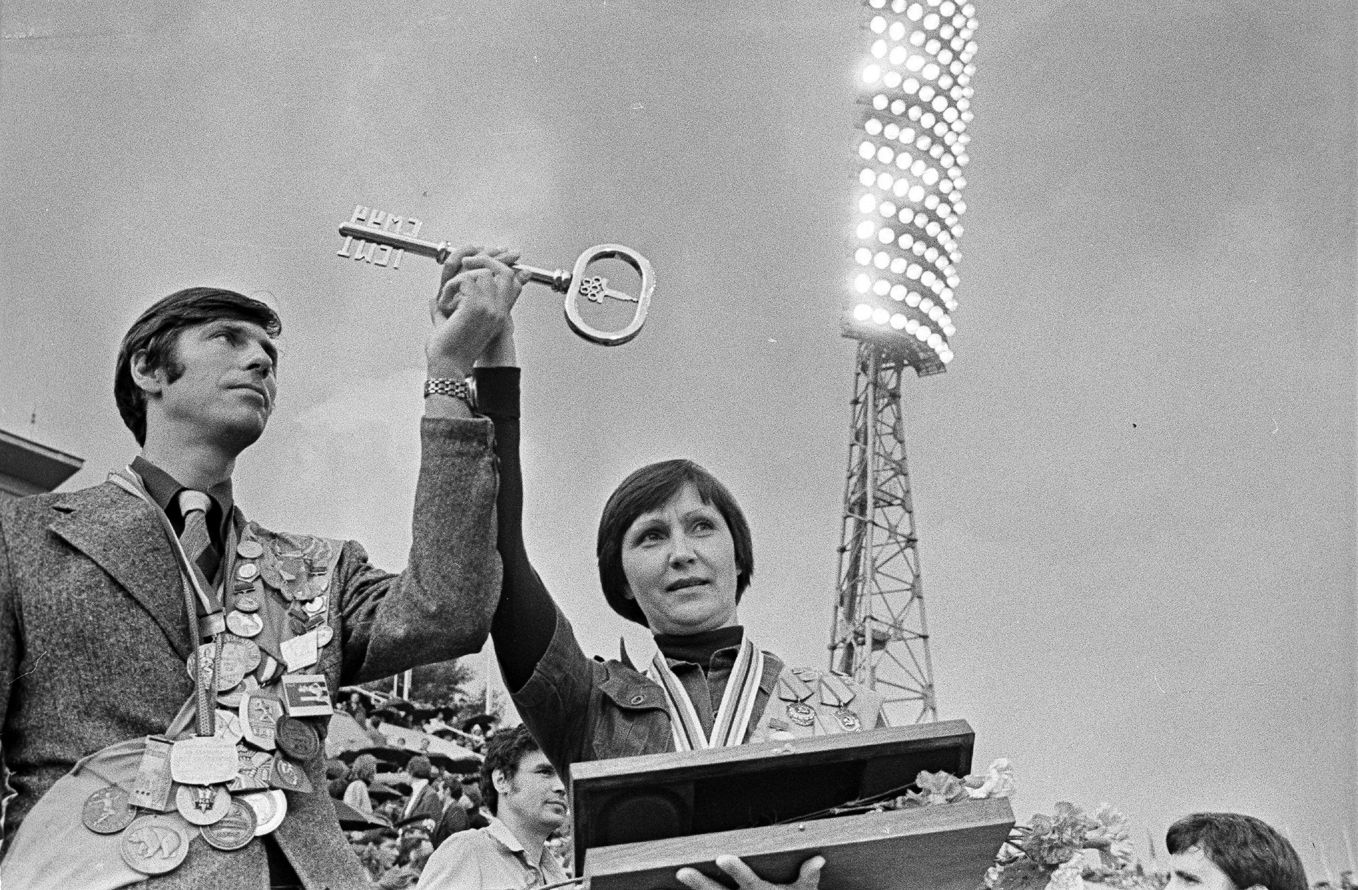 На празднике, посвящённом открытию стадиона «Динамо» после реконструкции к Олимпиаде, с символическим ключом заслуженные мастера спорта Л. Булдакова и В. Гаврилов. Фото С. Войкова. Москва. 1980. Главархив Москвы
