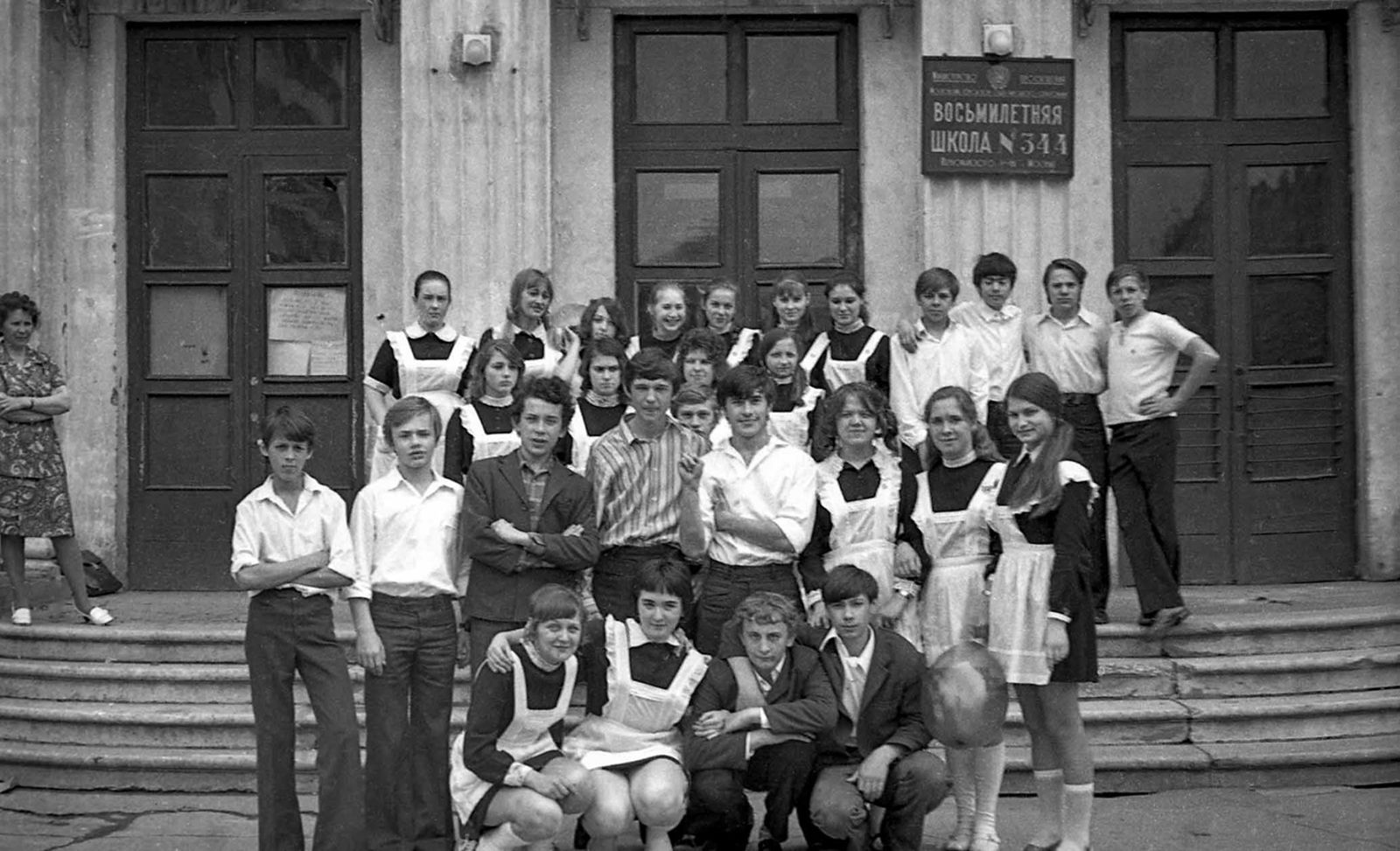 Ученики выпускного класса московской 8-летней школы № 344 на крыльце школы. Автор &ndash; неизвестен. Москва. Середина 1970-х &ndash; начало 1980-х гг. Главархив Москвы