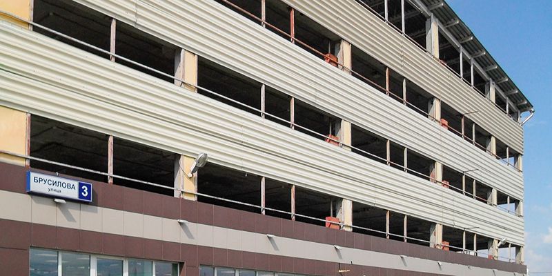 Город выставил на торги более 170 парковочных мест на улице Брусилова