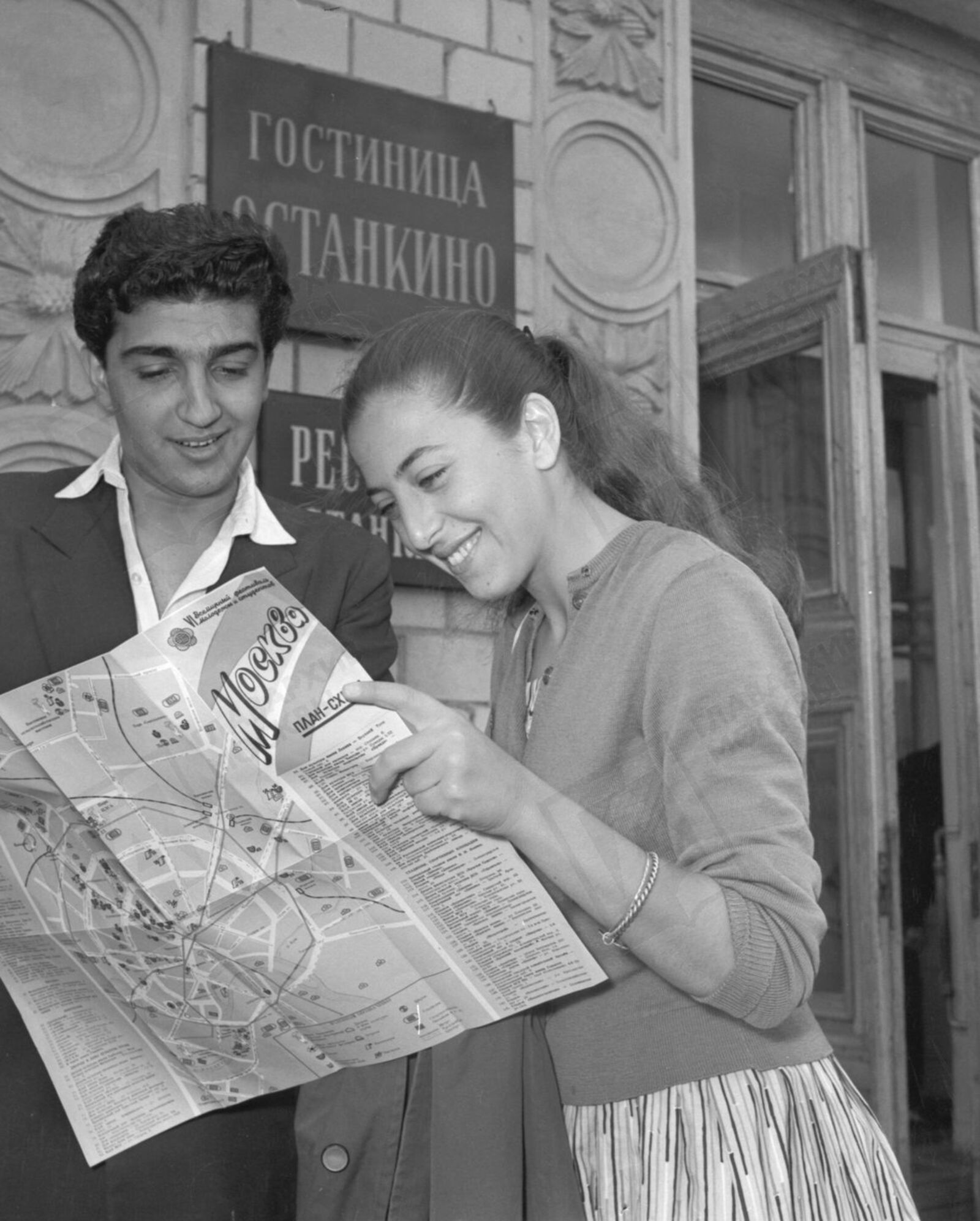 Участники VI Всемирного фестиваля молодёжи и студентов возле гостиницы «Останкино». Москва, август 1957 г. Фото Д. Шоломовича. Главархив Москвы