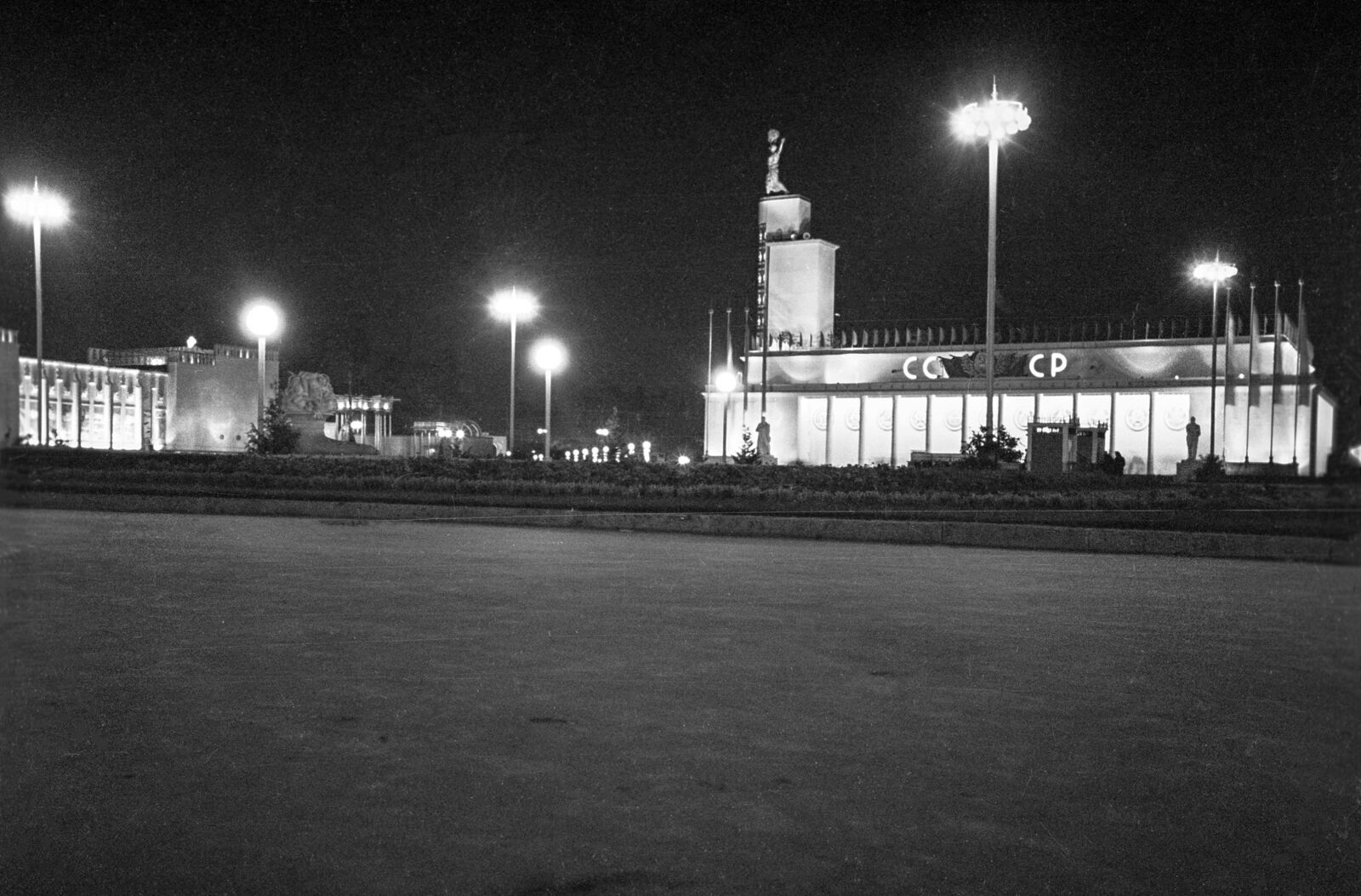 ВСХВ вечером. 1939 г. Фото А. Цуккера. Главархив Москвы
