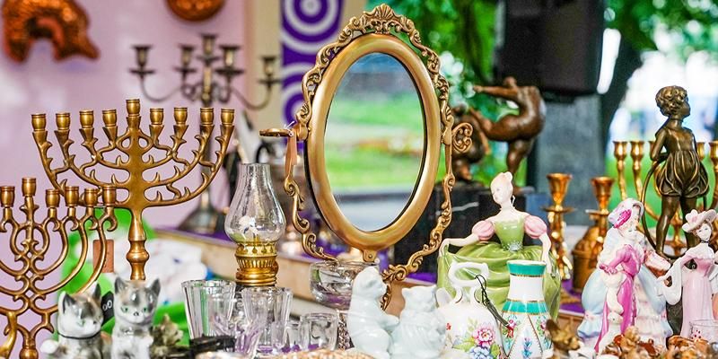 Рюмка-муха, латунный таз и брошь «Красной Пресни»: самые интересные предметы, проданные на винтажном маркете