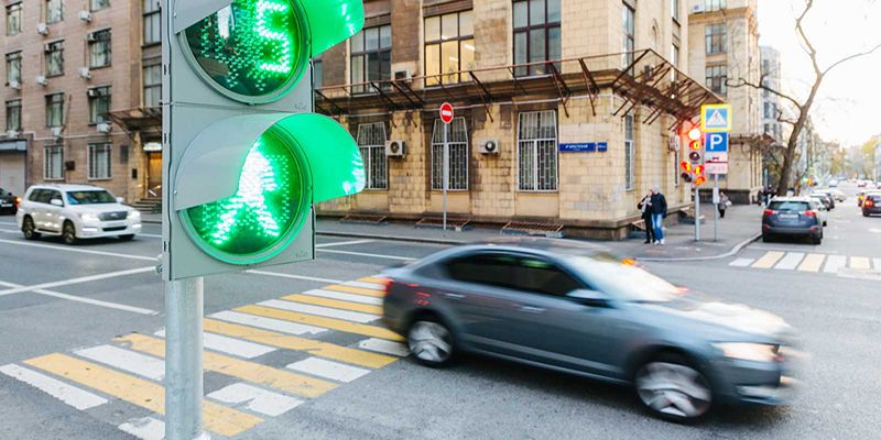 На страже безопасности: на каких улицах Москвы обновляют светофоры