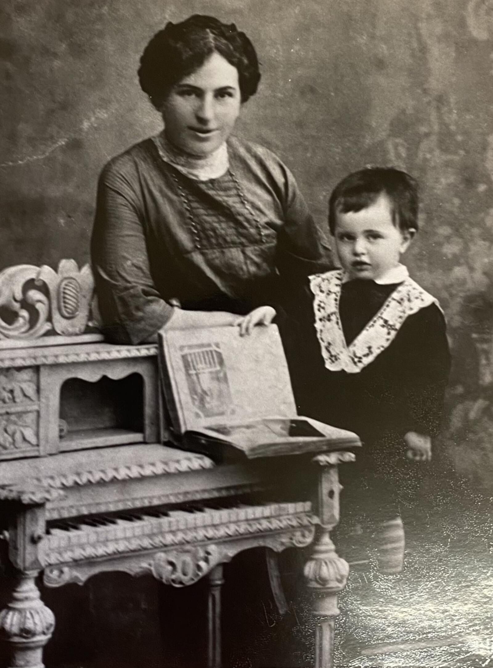 Самуил Бернштейн с матерью Софьей Дубниковой. 1910-е гг. Главархив Москвы.