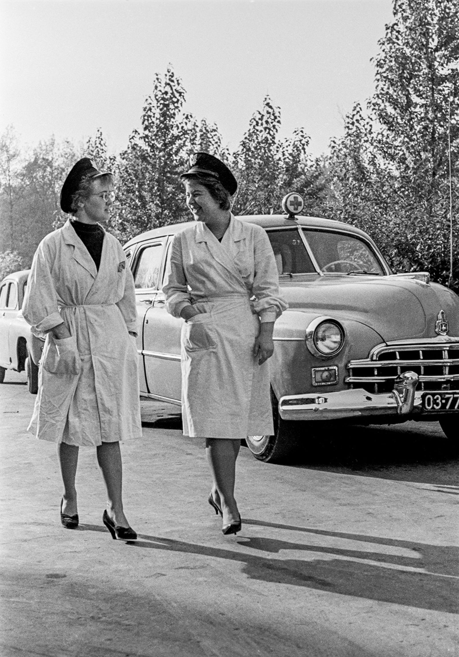 Медсёстры одной из подстанций скорой помощи – выпускницы медицинского училища №18. Автор – Е. Тиханов. Москва. 1963 г. Главархив Москвы