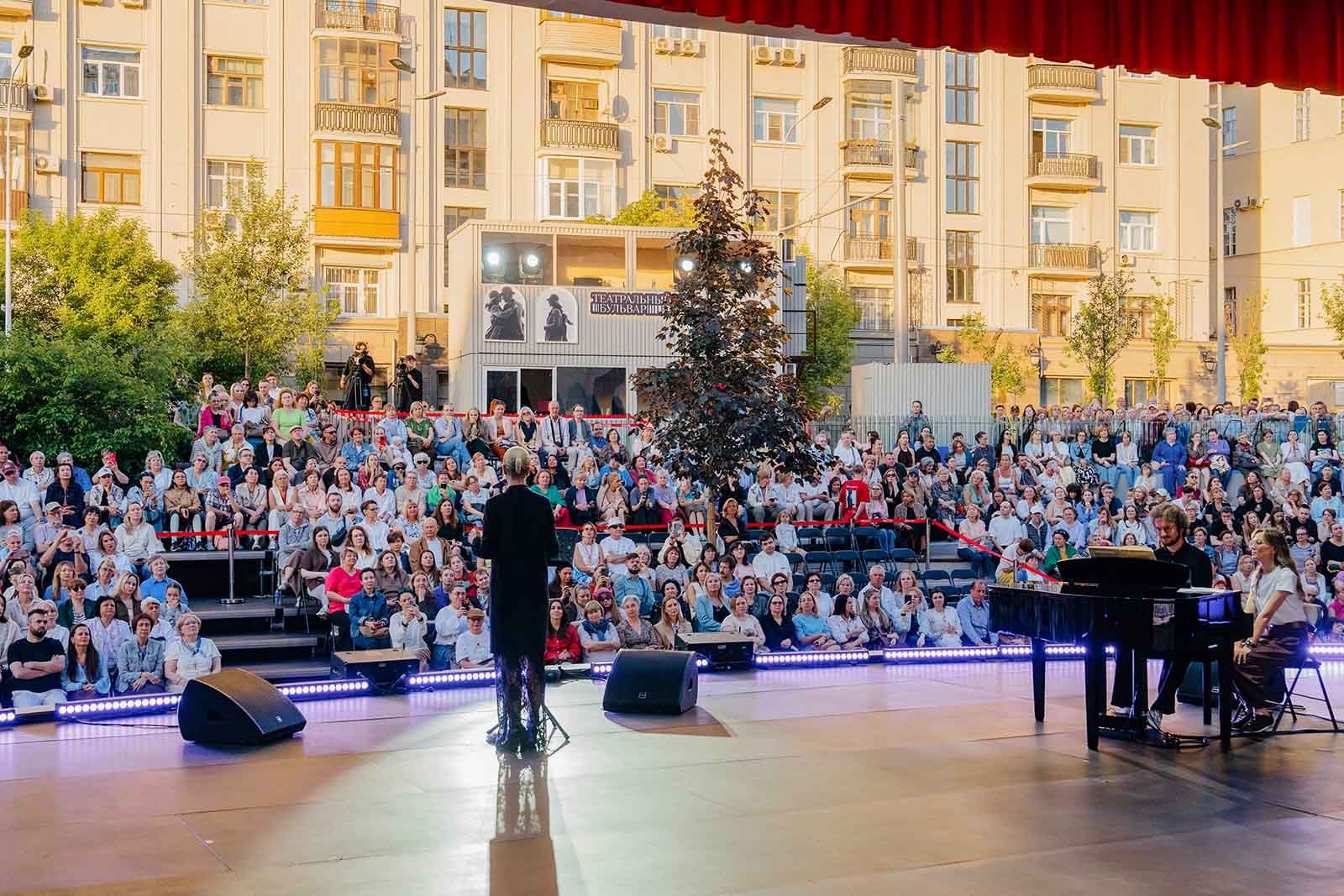 На международном фестивале «Театральный бульвар» пройдет музыкально-поэтический вечер Елены Ксенофонтовой