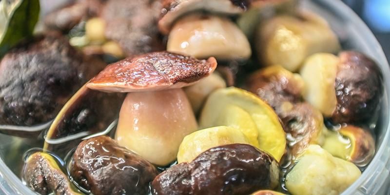 Грузди, рыжики и маслята: на московских ярмарках появились соленые грибы