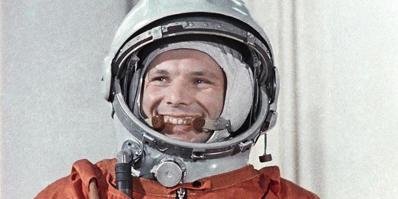Праздничные плакаты украсили Москву ко Дню космонавтики