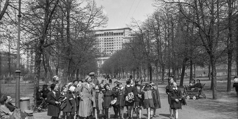 Первый раз в первый класс: москвичи поделились воспоминаниями о первых днях в школе
