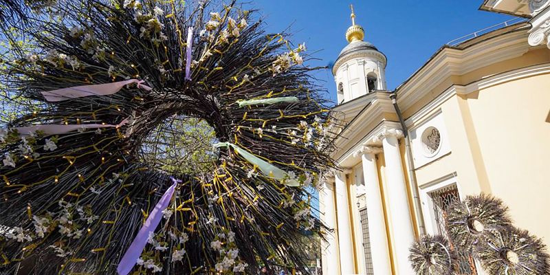 Цветочные композиции и световые деревья: более 700 праздничных конструкций украсили Москву к Пасхе