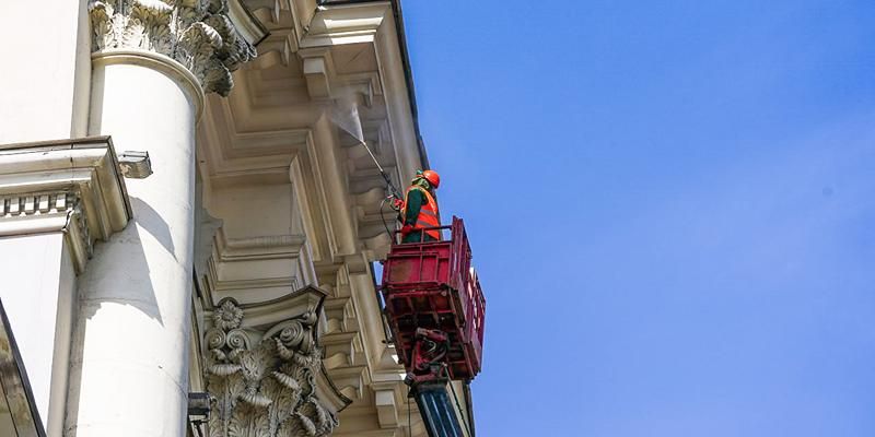 В центре Москвы начали очищать фасады зданий после зимы