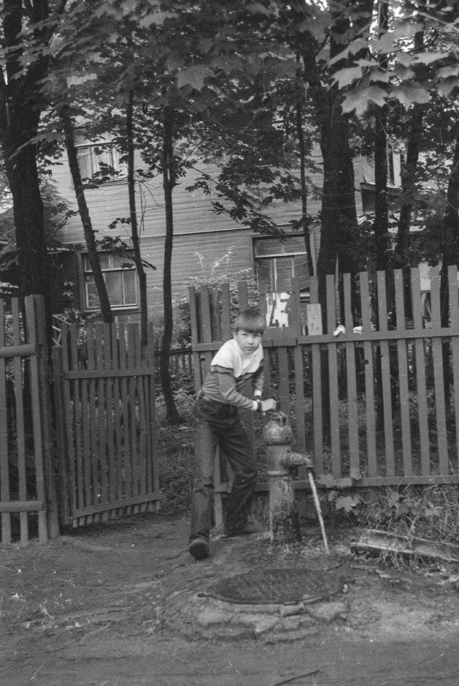 А. Лебедев у водоразборной колонки. Место съемки неизвестно. Середина 1980-х годов. Фото А. Лебедева. Главархив Москвы А. Лебедев у водоразборной колонки. Место съемки неизвестно. Середина 1980-х годов. Фото А. Лебедева. Главархив Москвы