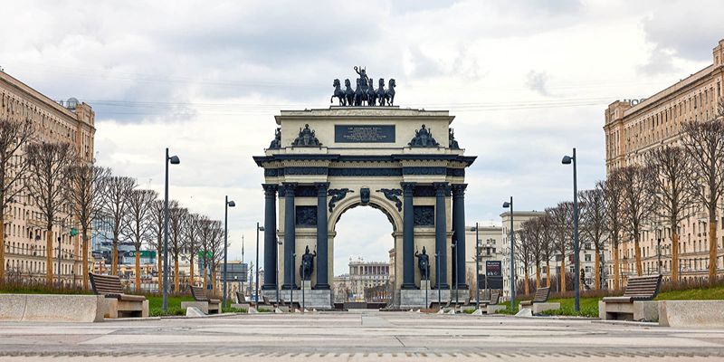 Красная площадь, Крутицкое подворье и Триумфальные ворота: рассматриваем акварели XIX века и современные фотографии