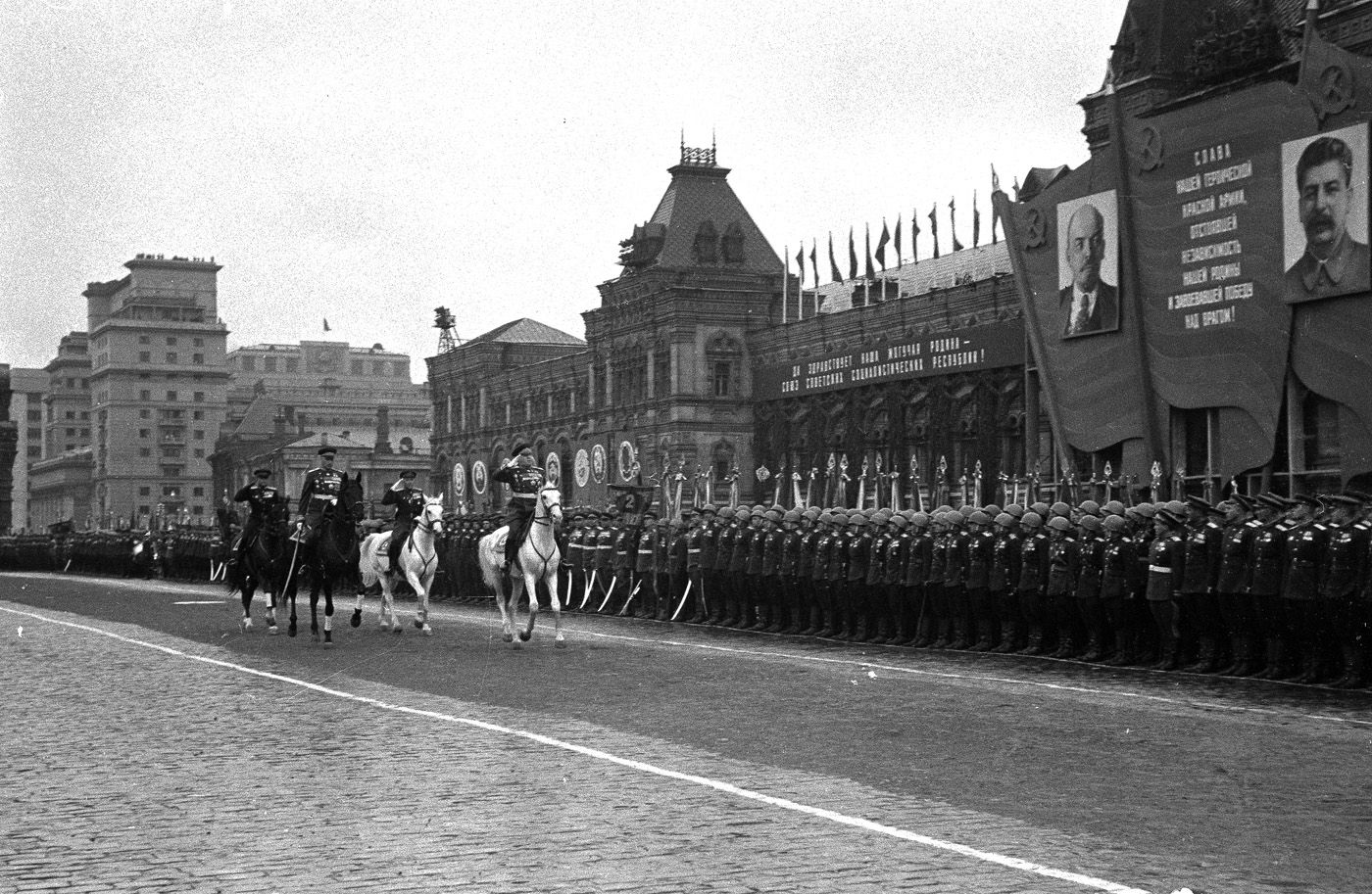 Заместитель Верховного Главнокомандующего, Трижды Герой Советского Союза маршал Г.К. Жуков (справа) объезжает на коне колонны участников Парада Победы на Красной площади. Москва. 24 июня 1945 г. Фото М.А. Трахмана. Главархив Москвы