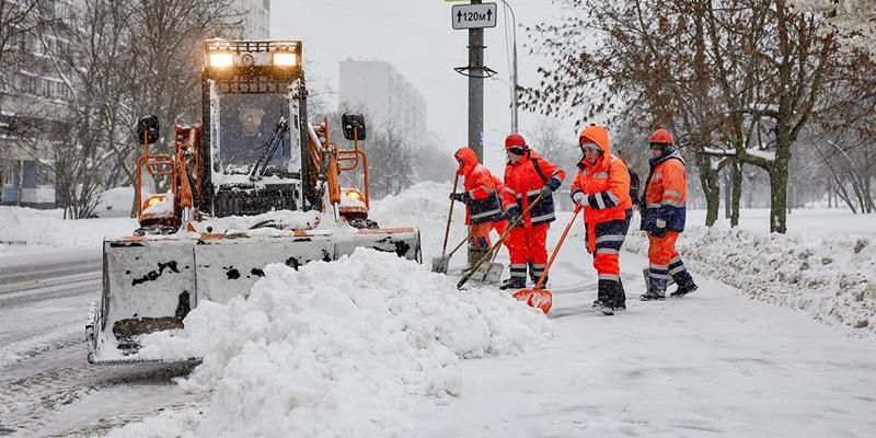 В Москве продолжают устранять последствия снегопада