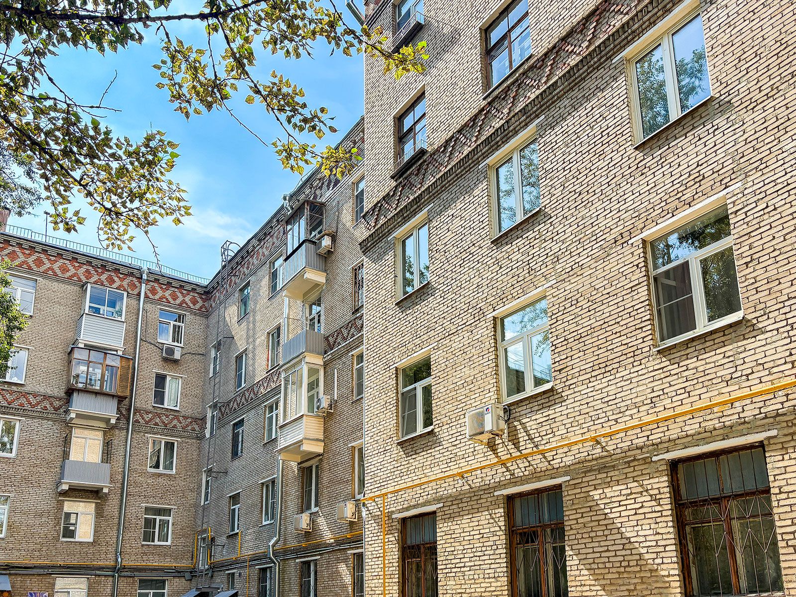 Около 50 домов с красными кирпичными карнизами капитально отремонтировали в столице