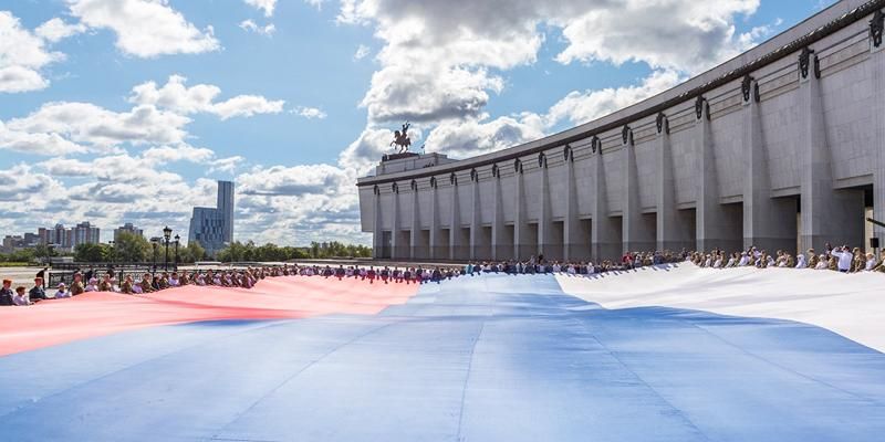 Уважая традиции: какие мероприятия приготовили ко Дню флага в Москве