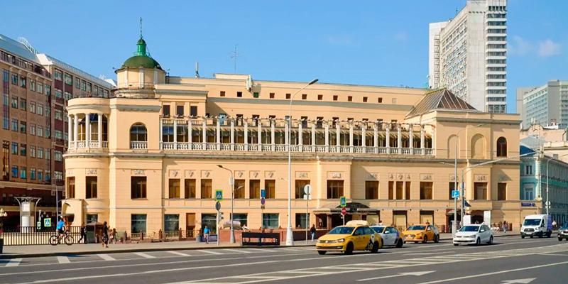 На Арбате началась реставрация фасадов здания ресторана «Прага»