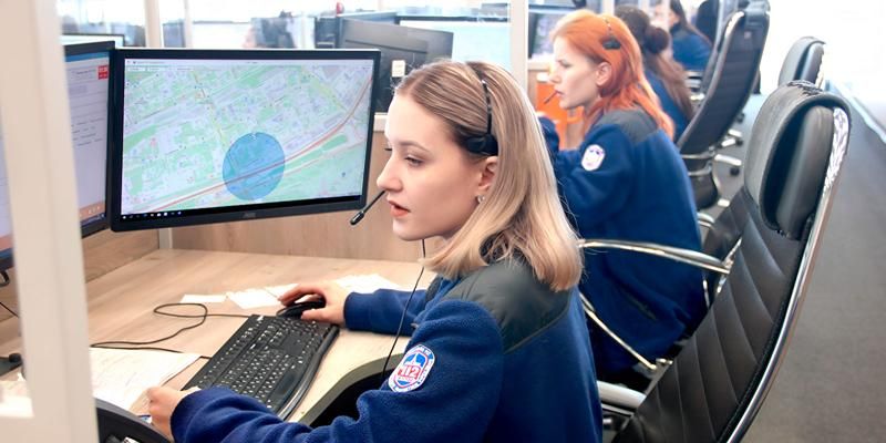 Не просто принять вызов: один день из жизни оператора Службы 112