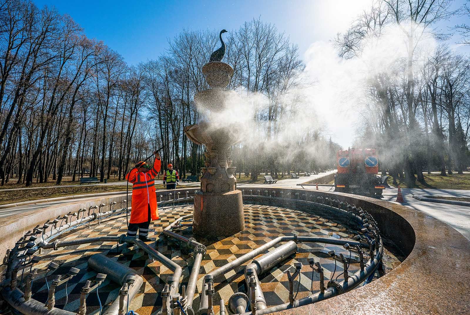 https://www.mos.ru/upload/newsfeed/articles/84812e52be9571c382595503203c6bd6/Fontani_lebedi_na_24_10_KGH.jpg