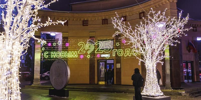 Как станции метро и МЦК украшают к новогодним праздникам