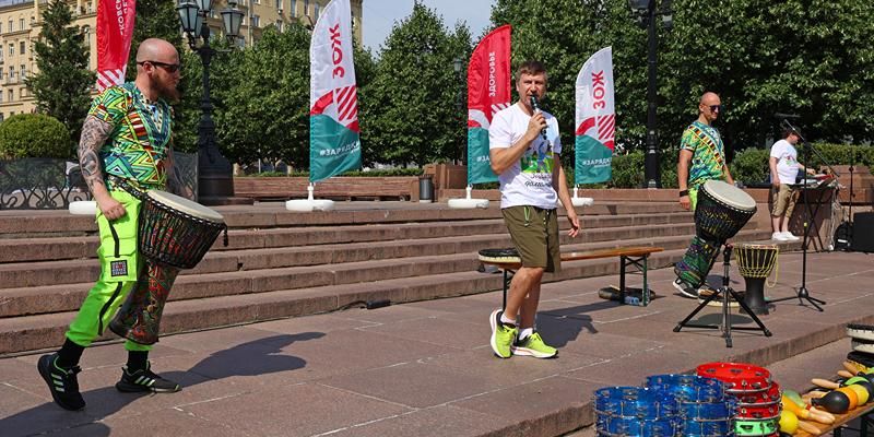 Олимпийский чемпион провел «Зарядку долголетия» для москвичей старшего поколения