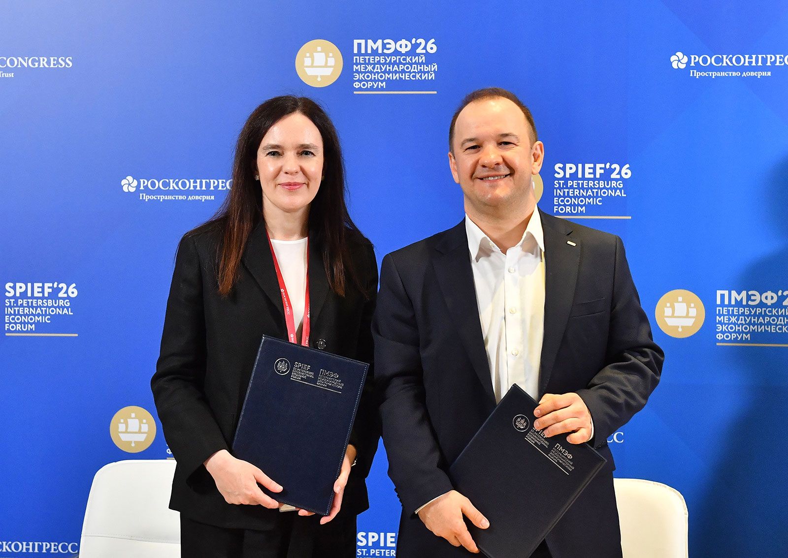 Мария Багреева и генеральный директор ООО «Промышленная робототехника» Петр Смоленцев. Фото: Комплекс экономической политики города Москвы
