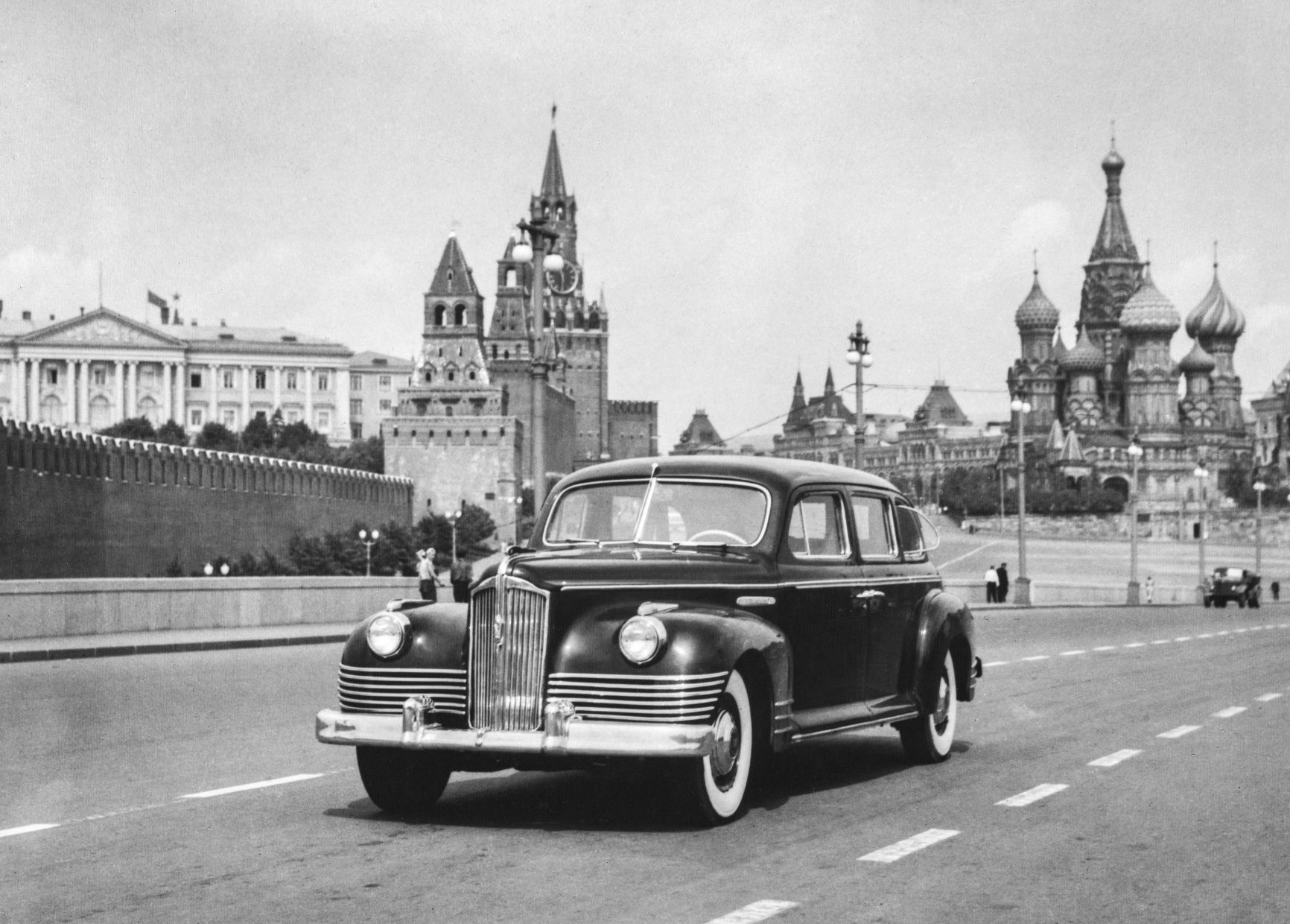 Легковой автомобиль ЗИС-110 на Большом Москворецком мосту. Москва. 1959 г. Автор фото неизвестен. Главархив Москвы