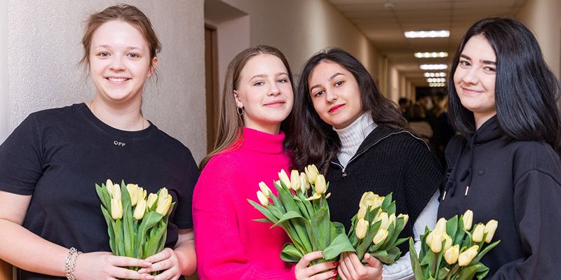 Море цветов и добрых пожеланий: волонтеры поздравят женщин столицы с 8 Марта