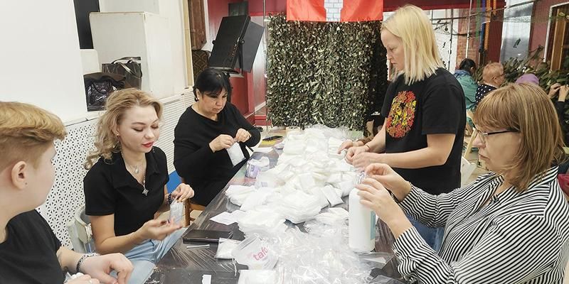 Маскировочные сети и подарки: как добровольцы ЦАО помогают бойцам СВО