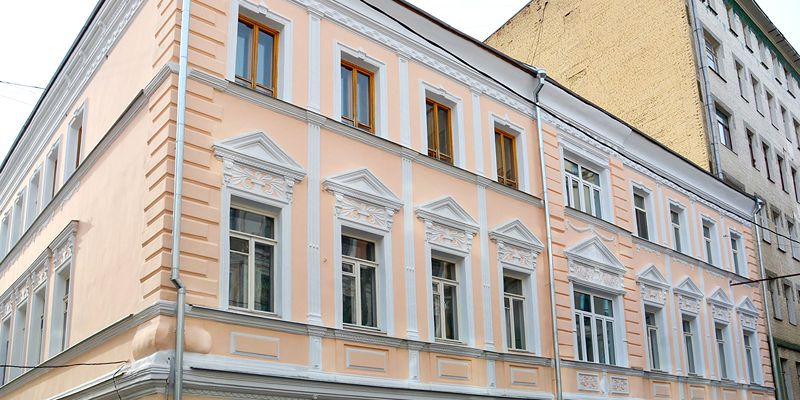 Лепной декор, ризалиты и пилястры: трем домам в неоклассическом стиле в центре Москвы вернули исторический облик