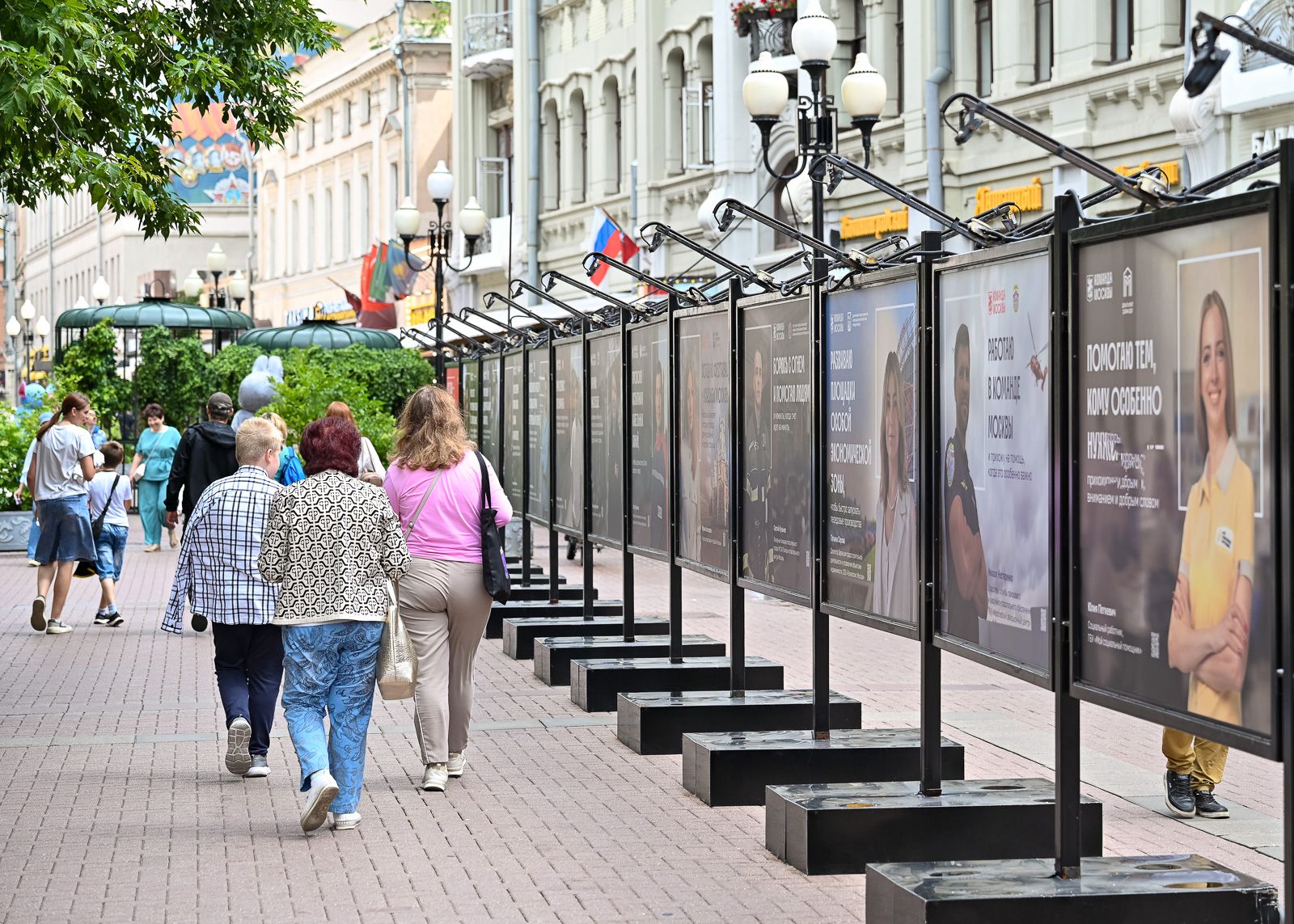 В объективе — команда города. В Москве открылась фотовыставка о тех, кто развивает столицу