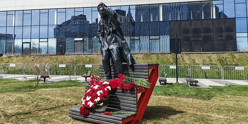 Монумент Юрию Никулину установили у стадиона «Динамо»