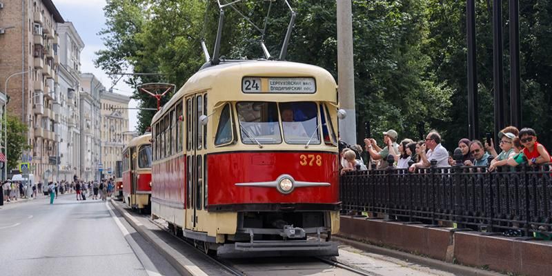 Около 150 тысяч человек посетили парад ретротранспорта и выставку техники в центре Москвы
