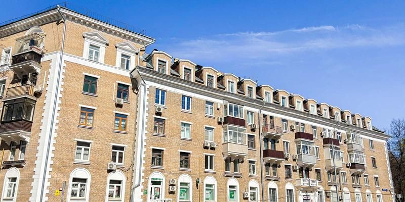 Дома с мансардами: в столице обновили 22 здания с жилыми этажами под крышами