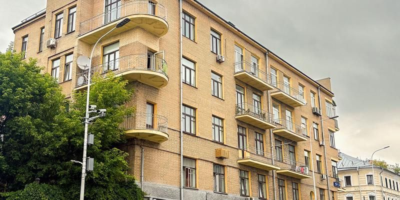35 домов с угловыми балконами обновили в Москве по программе капитального ремонта