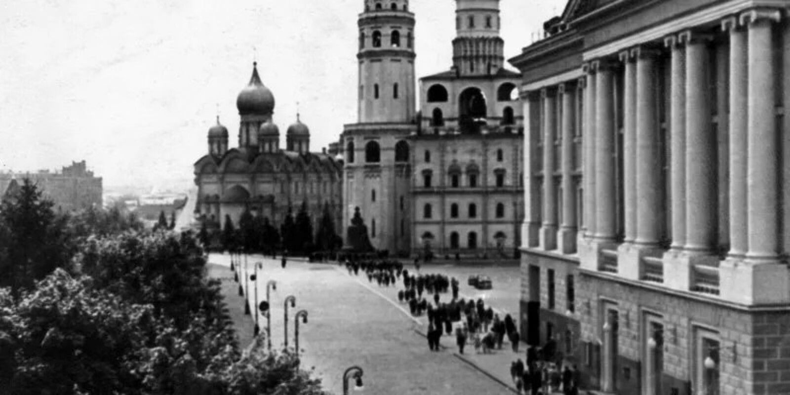 На территории Московского Кремля. Слева — Архангельский собор, в центре — колокольня Ивана Великого, справа — здание Кремлевского театра. Автор Ю. Абрамочкин. 1965 год. Главархив Москвы