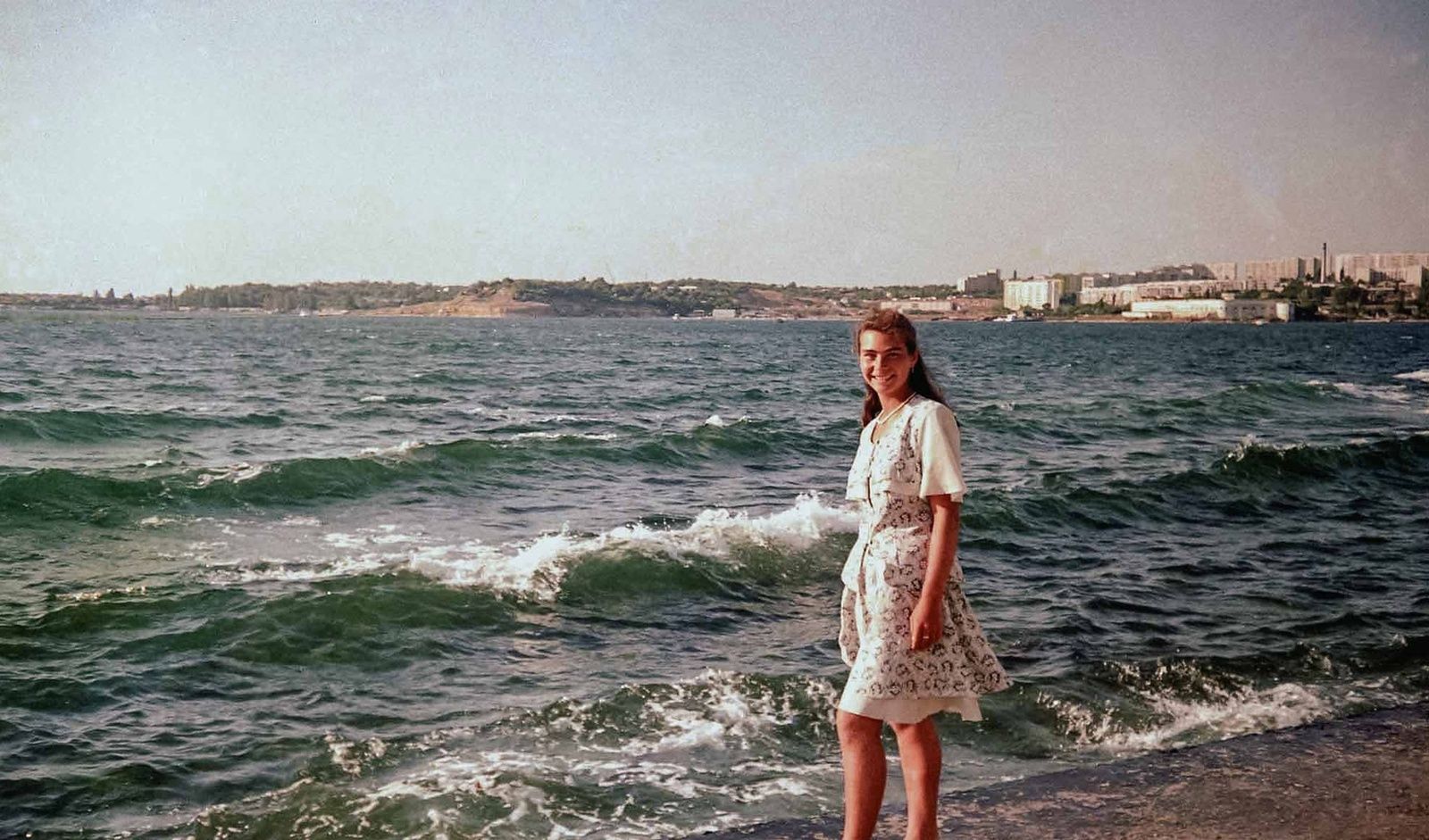 Девушка на берегу моря. Автор неизвестен (сдатчик Е.А. Фадеенкова). Севастополь, середина 1990-х гг. Главархив Москвы