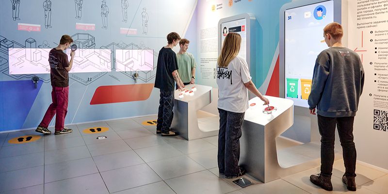 Интерактивные стенды и VR-кинотеатр: как посетители павильона «Умный город» на ВДНХ знакомятся с цифровыми сервисами столицы