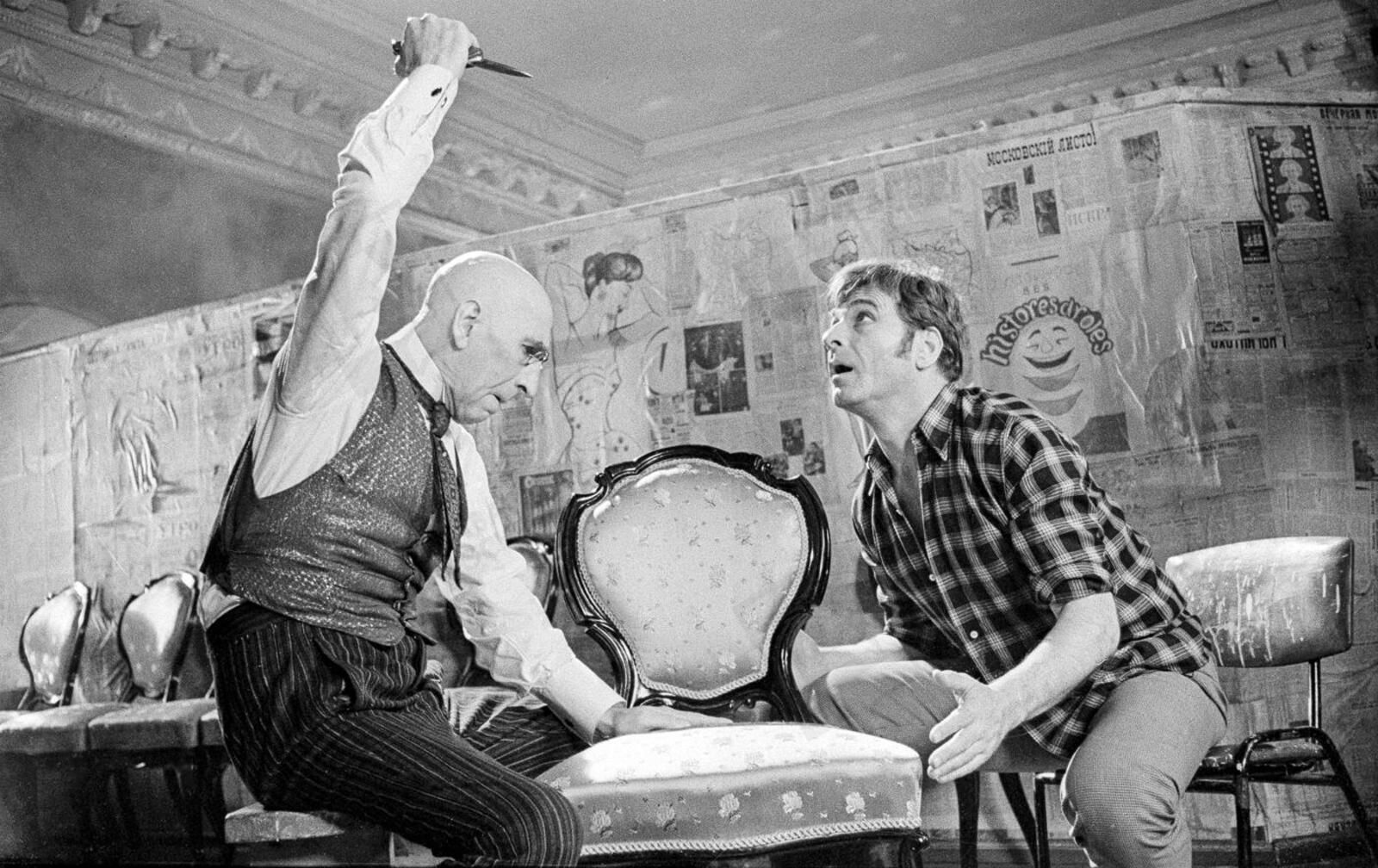 Во время съёмок фильма «Двенадцать стульев» по роману И.А. Ильфа и Е.П. Петрова на киностудии «Мосфильм». Режиссёр &ndash; Л.И. Гайдай, операторы &ndash; С.С. Полуянов и В.П. Шувалов. В ролях: Остап Бендер – А.М. Гомиашвили, Киса Воробьянинов – С.Н. Филиппов. Москва. 28 августа 1970 г. Фото А. Конькова. Главархив Москвы