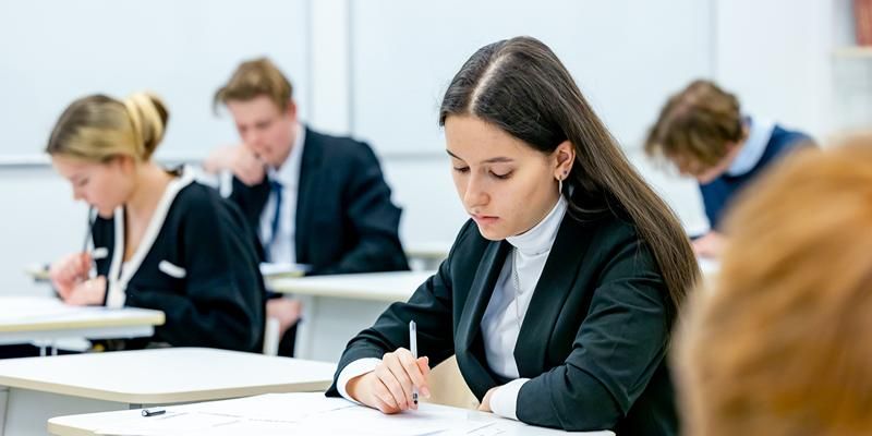 Московские школьники сдают ОГЭ по математике