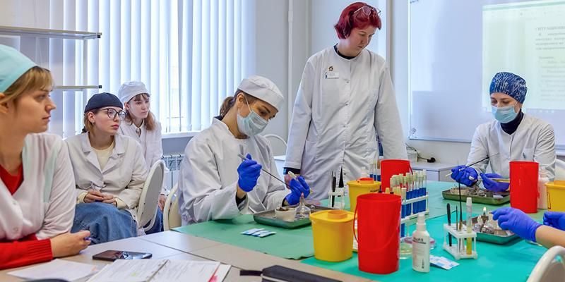 Чашки Петри, термостат и микроскопы: чему учат будущих лаборантов в медицинском колледже № 1