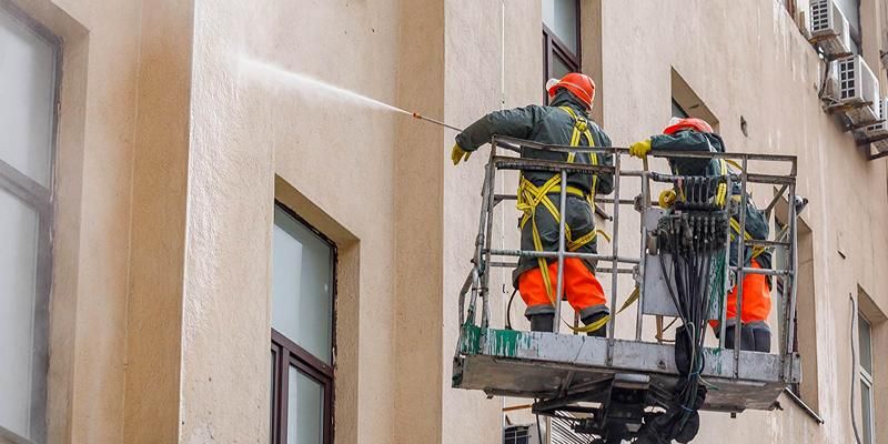 Фасады зданий на проспекте Мира промывают после зимы