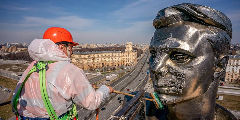 К зиме готовы: в Москве промыли более 1,1 тысячи памятников