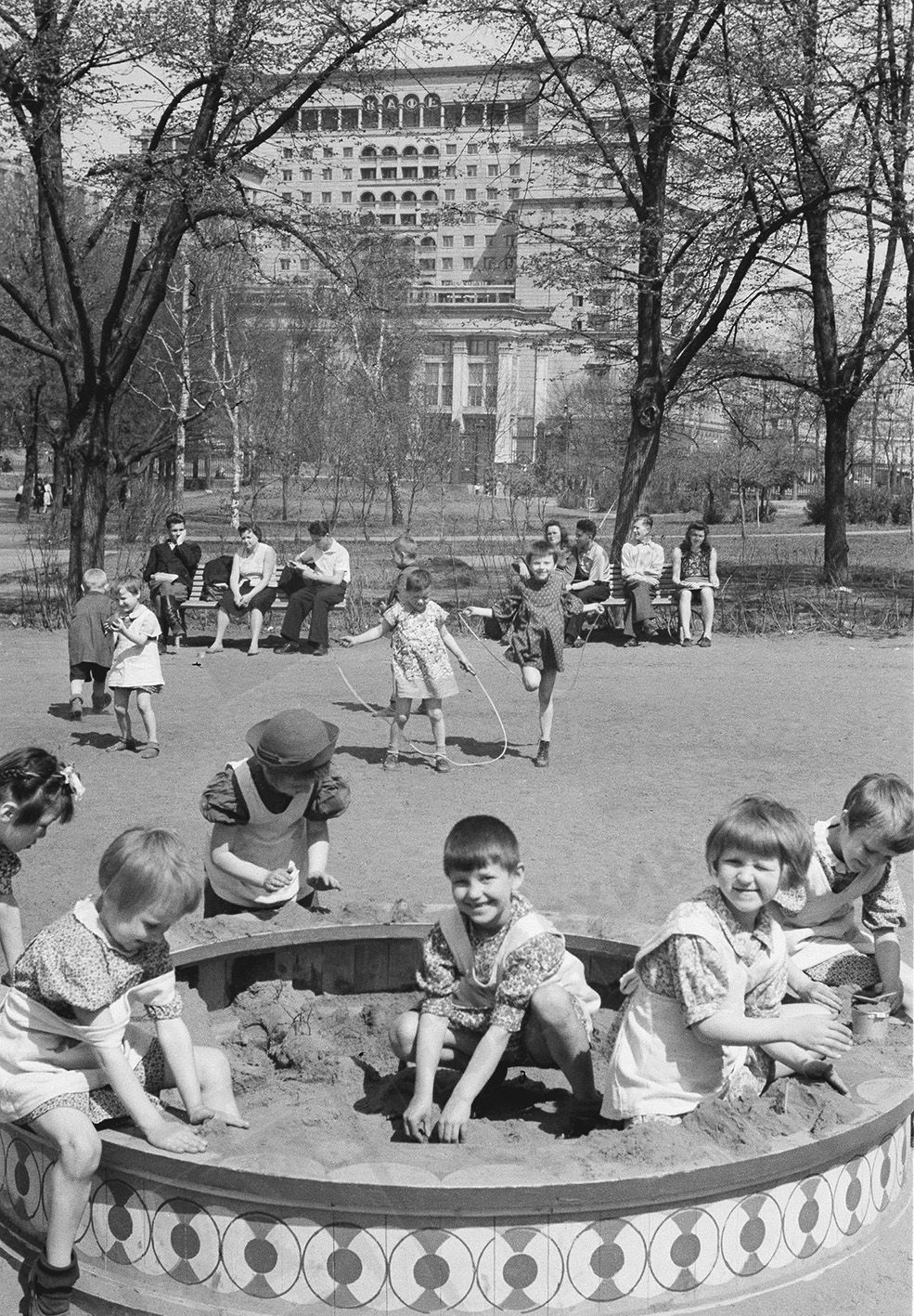 В Александровском саду; на дальнем плане - гостиница «Москва». 1946 г. Фото В.Б. Соболева. Главархив Москвы