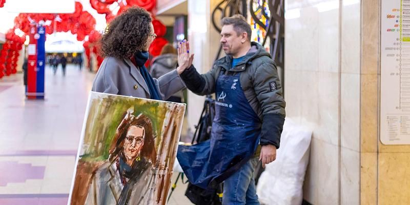 В московском метро поздравили женщин с 8 Марта, подарив уникальные портреты
